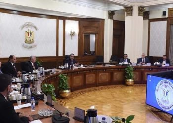 رئيس الوزراء يوجه بحل أزمة الاعلاف و الافراج عن كميات أسبوعية بالتنسيق مع اتحاد منتجي الدواجن