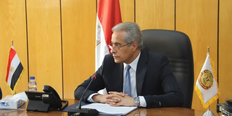 وزير القوى العاملة يلتقي العاملين بصندوق إعانات الطوارئ