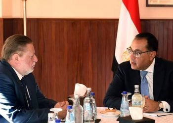 اجتماع بين “الوزراء” و”المركزي” لتقييم توفير التمويل اللازم لشراء السلع الأساسية