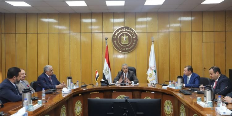 وزير القوي العاملة يوجه بتشكيل لجنة لبحث إجراءات عِمالة الحِج والعُمرة