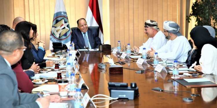 وزير المالية لرئيس بورصة مسقط :  تعميق الشراكات الاقتصادية العربية لتجاوز التحديات العالمية