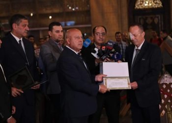 وزير النقل يكرم سائق القطار استكمل رحلته رغم إصابته في العين