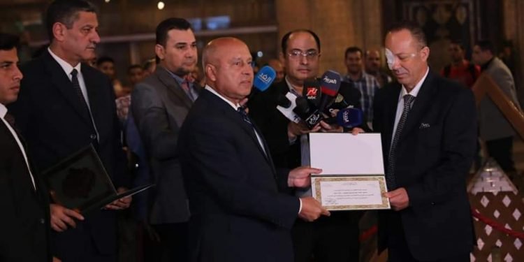 وزير النقل يكرم سائق القطار استكمل رحلته رغم إصابته في العين