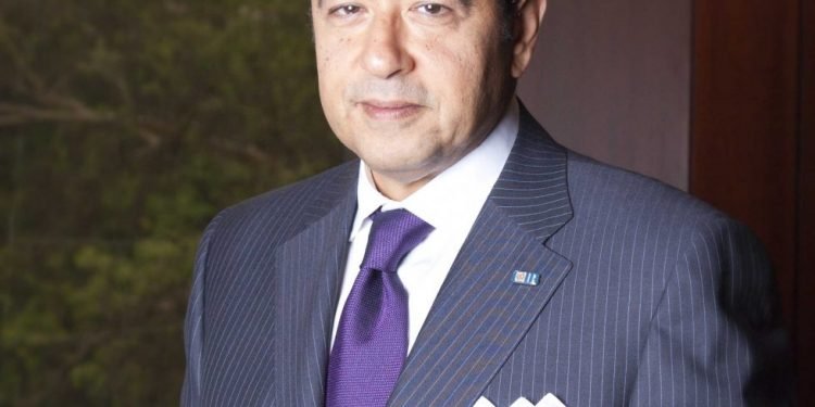 عز العرب يعلن استقالته من منصب مستشار محافظ المركزي