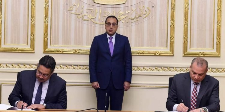 رئيس الوزراء يشهد توقيع اتفاق تعاون بشأن حجز وتخصيص وإتمام التعاقد على بيع الوحدات بمشروع التطوير العمراني