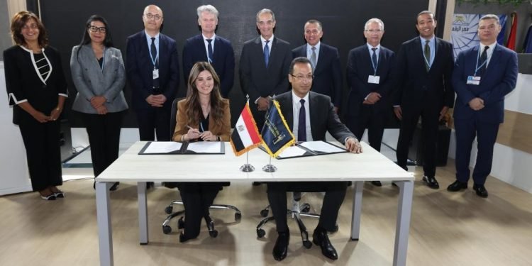 تعاون مشترك بين مايكروسوفت ووزارة الاتصالات لتطوير تقنيات قياس الانبعاثات الكربونية