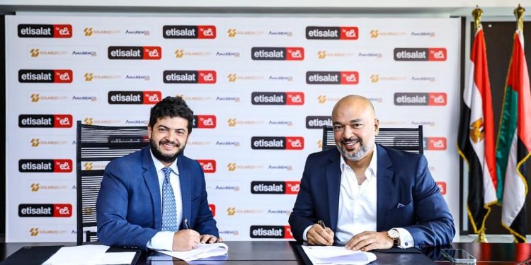 اتصالات مصر” توقع اتفاقية شراكة مع ” سولارايز إيجيبت| أمارنكو آند كو ” لتشغيل أبراج المحمول بالطاقة الشمسية