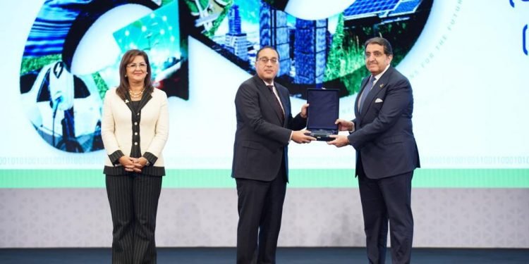 رئيس الوزراء يكرّم “إي فاينانس” ضمن المبادرة الوطنية للمشروعات الخضراء الذكية