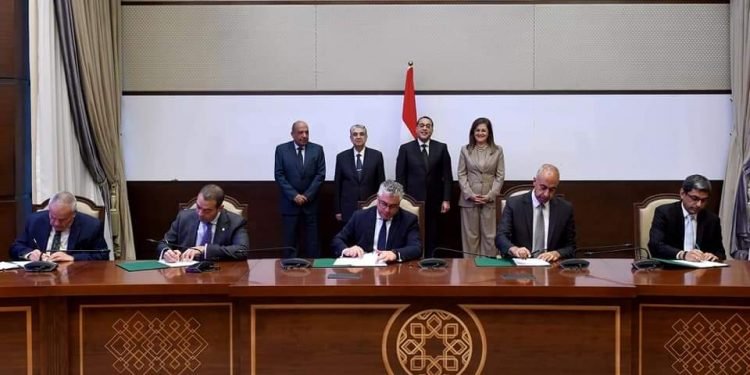 رئيس الوزراء يشهد توقيع 7 مذكرات تفاهم لبدء الدراسات الخاصة بمشروعات إنتاج الهيدروجين الأخضر ومشتقاته