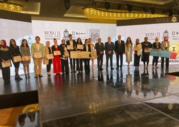 وزير التموين يسلم الشهادات والجوائز للفائزين في مسابقة تصميم المجوهرات والمشغولات الذهبية بمعرض نبيو