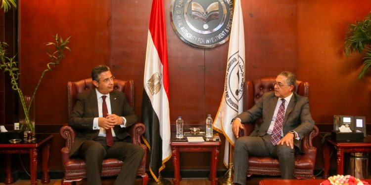 الرئيس التنفيذي لهيئة الاستثمار يبحث مع رئيس الهيئة القومية للبريد أوجه التعاون المشترك