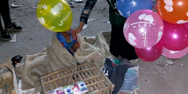 ضمن حملة “ارسم ضحكة ” : “شبرا الخير” توزع هدايا الكريسماس في شوارع شبرا الخيمة