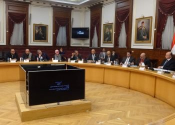 محافظ القاهرة يجتمع بالغرفة التجارية لبحث استعدادات “رمضان” وضبط السوق