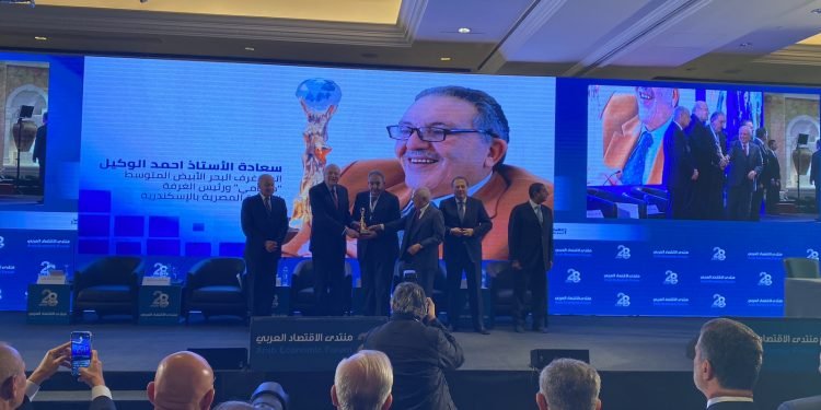 رئيس وزراء لبنان يكرم احمد الوكيل لدوره الفعال في خدمة الاقتصاد العربي والاقليمي