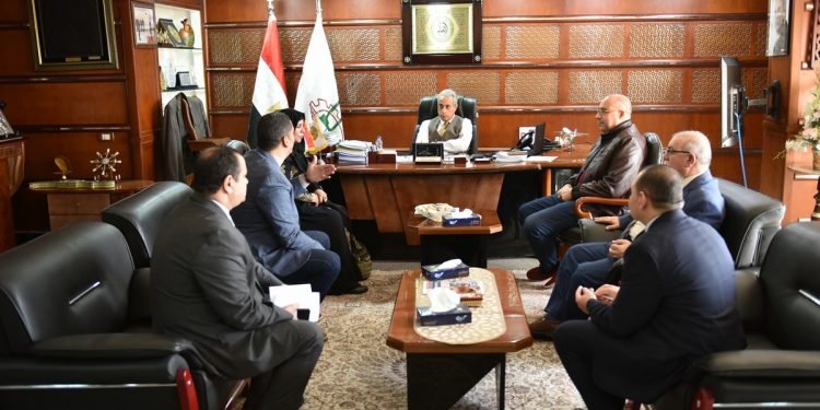 بعد مرور 11 يوماً على وَعدِه:وزير القوى العاملة يعلن توفير”عربة متنقلة” لتدريب”بدويات سانت كاترين”على “المشغولات اليدوية