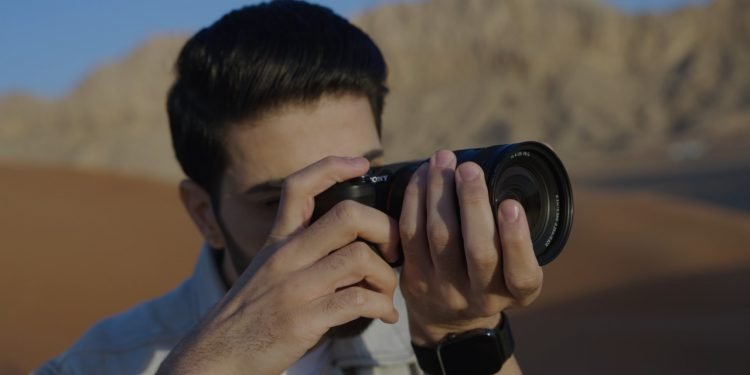 سوني تعيد صياغة مفهوم العدسة التقليدية للتقريب