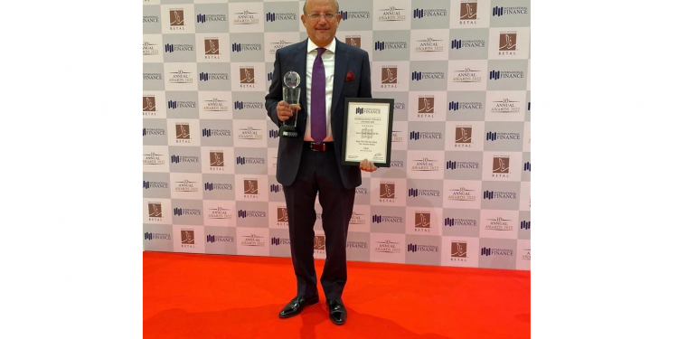 بنك قناة السويس يتسلم جائزة أفضل رئيس تنفيذي لعام 2022 من «إنترناشيونال فاينانس»