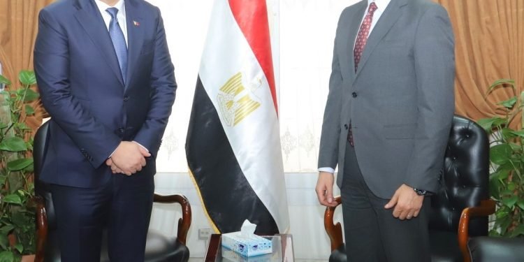 وزير القوى العاملة يلتقي سفير الفلبين بالقاهر للتعاون وتبادل الخبرات  