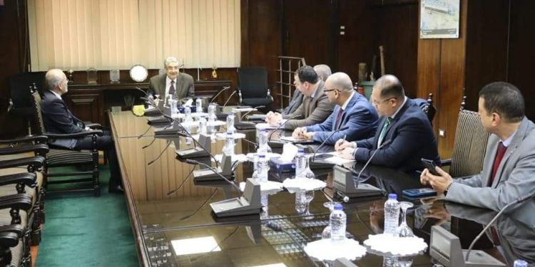 وزير الكهرباء والطاقة المتجددة يستقبل سفير اليونان بالقاهرة لبحث مستجدات مشروع الربط الكهربائي بين البلدين