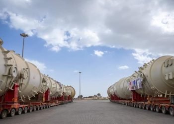 اقتصادية قناة السويس : وصول أبراج تقطير للغاز لميناء الأدبية لنقلهم لمجمع غازات الصحراء الغربية
