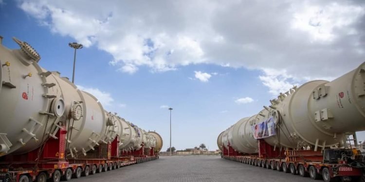 اقتصادية قناة السويس : وصول أبراج تقطير للغاز لميناء الأدبية لنقلهم لمجمع غازات الصحراء الغربية