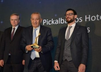 كامل ابو على يتسلم جائزة رجل الأعمال الأكثر تأثيرا فى قطاع السياحة المصرى لعام 2022