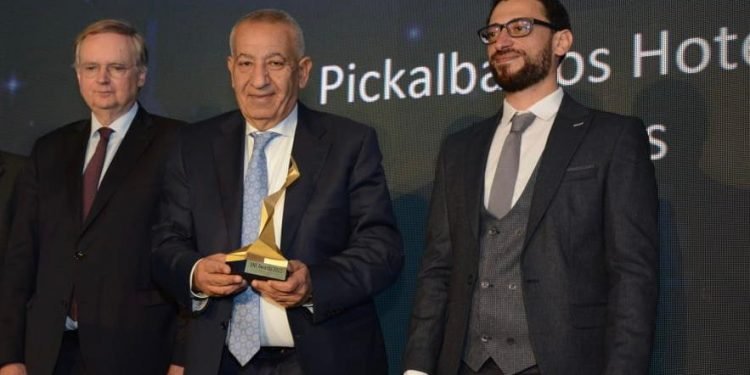 كامل ابو على يتسلم جائزة رجل الأعمال الأكثر تأثيرا فى قطاع السياحة المصرى لعام 2022