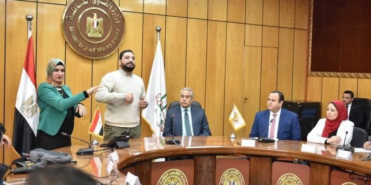 وزير القوى العاملة يشهد “إنترفيو” بين ممثل سلسلة “أمريكانا” و”ذوي همم”… وتسليم عقود العمل الأسبوع المقبل