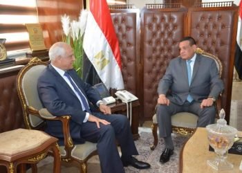 وزير التنمية المحلية يتابع مع محافظ الجيزة مشروعات “حياة كريمة” والخطة الاستثمارية وتوفير السلع الغذائية للمواطنين بأسعار مخفضة