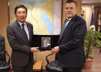 وزير السياحة والآثار وسفير سنغافورة بالقاهرة يبحثان سبل تعزيز التعاون السياحي والأثري