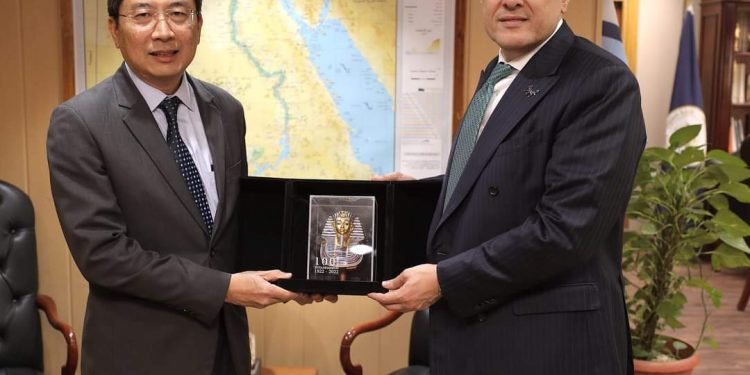 وزير السياحة والآثار وسفير سنغافورة بالقاهرة يبحثان سبل تعزيز التعاون السياحي والأثري