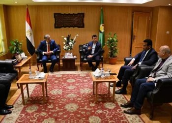محافظ الفيوم يستقبل وزير الشباب والرياضة ويتفقدان أحد مشروعات الطعام المتنقلة “ايجي تراك”