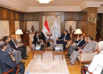 رئيس هيئة الرعاية الصحية وممثل منظمة الصحة العالمية بمصر يستعرضان المسودة النهائية لدراسة الحسابات الصحية القومية في مصر