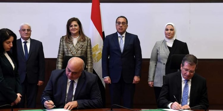 رئيس الوزراء يشهد توقيع بروتوكول تعاون لتشغيل مراكز تكنولوجية نموذجية متنقلة لتقديم الخدمات التأمينية