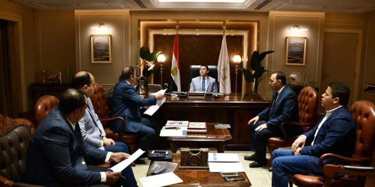 وزير الشباب والرياضة يستعرض موقف المشروعات الاستثمارية بالوزارة