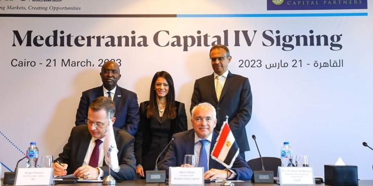 تعزيزًا العلاقات بين جمهورية مصر العربية ومؤسسة التمويل الدولية