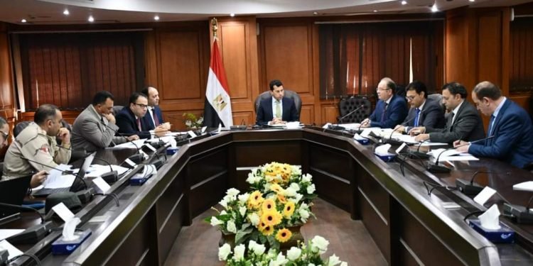 وزير الشباب والرياضة يلتقي عدد من ممثلي الجهات لمناقشة إدارة وتشغيل مدينة مصر الدولية للألعاب الأوليمبية