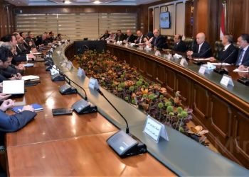 وزير الطيران المدنى يعقد اجتماعا موسعا لمتابعة أعمال اللجنة العليا لأمن وتسهيلات الطيران