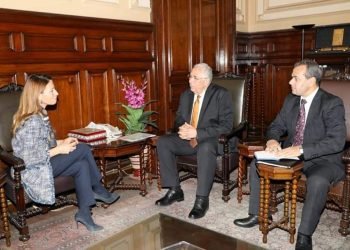 وزير الزراعة يبحث مع المدير الإقليمي لليونيسكو بالقاهرة التعاون في مجال تطوير الحدائق النباتية والمتاحف الزراعية وبناء قدرات صغار المزارعين