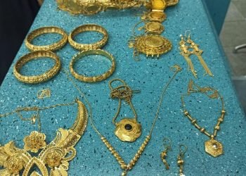 الجمارك : ضبط طبنجة و طلقات و موبايلات و مشغولات ذهبية و مستلزمات طب العظام بمطار القاهرة