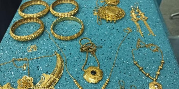 الجمارك : ضبط طبنجة و طلقات و موبايلات و مشغولات ذهبية و مستلزمات طب العظام بمطار القاهرة