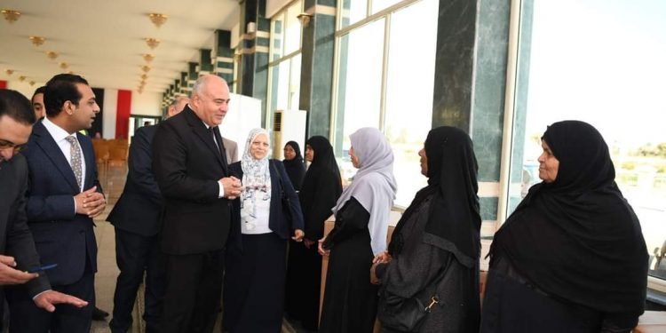 محافظ قنا يسلم 20 أما مثالية أجهزة كهربائية مقدمة من مؤسسة العربى