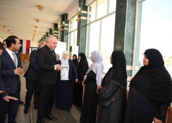 محافظ قنا يسلم 20 أما مثالية أجهزة كهربائية مقدمة من مؤسسة  العربى 