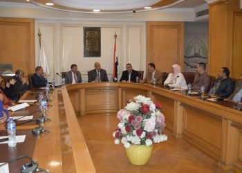 بحضور مستشار مصلحة الضرائب .. شُعبة الساعات تعقد ندوة لبحث الملف الضريبي