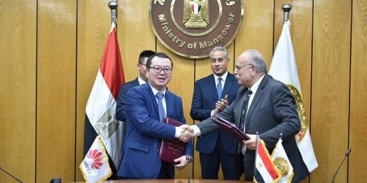 وزير القوى العاملة يشهد بروتوكول تعاون مع “هواوي مصر”..