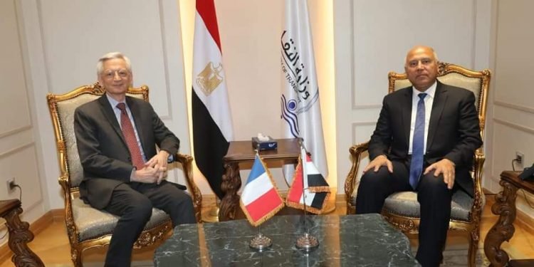 وزير النقل يبحث مع السفير الفرنسى بالقاهرة آخر المستجدات الخاصة بعدد من المشروعات المشتركة