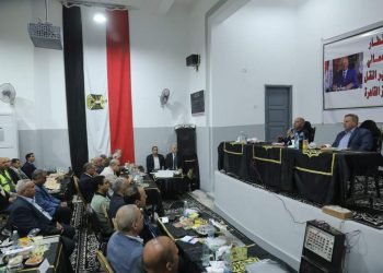 وزير النقل خلال الإفطار مع عدد كبير من قائدي القطارات والمهندسين والعاملين والفنيين بورش فرز القاهرة للسكك الحديدية بالشرابية