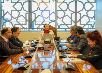 وزيرة البيئة تبحث مع ممثلى شركة القناة للسكر نتائج استخدام مادة EM فى معالجة الصرف الصناعي بالشركة