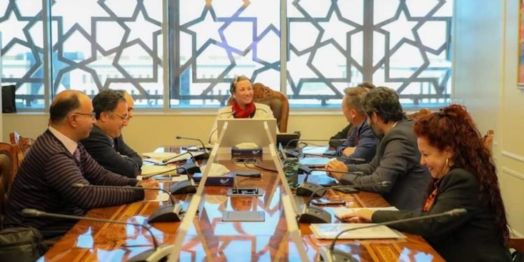 وزيرة البيئة تبحث مع ممثلى شركة القناة للسكر نتائج استخدام مادة EM فى معالجة الصرف الصناعي بالشركة