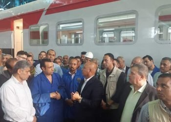 وزير النقل يعلن خلال جولته التفقدية بورش كوم ابوراضي ببني سويف اعادة تشغيل أول قطار اسباني تم اعادة تأهيله وتطويره.
